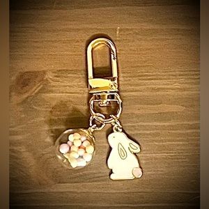 ✨NWOT✨ BUNNY W/ CONFETTI BALL KEYRING/CHARM